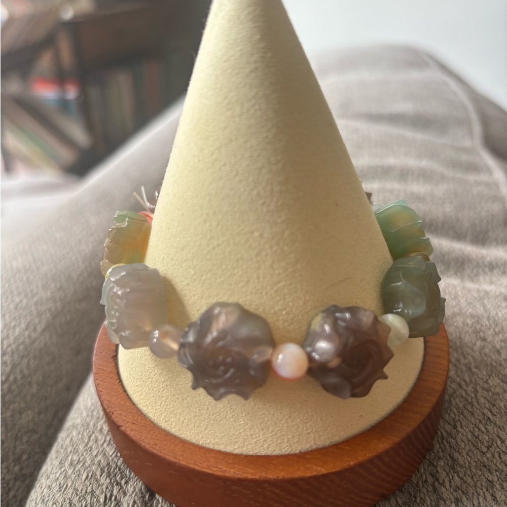 Natural Yanyuan Agate Lotus Shaped Beaded Bracelet